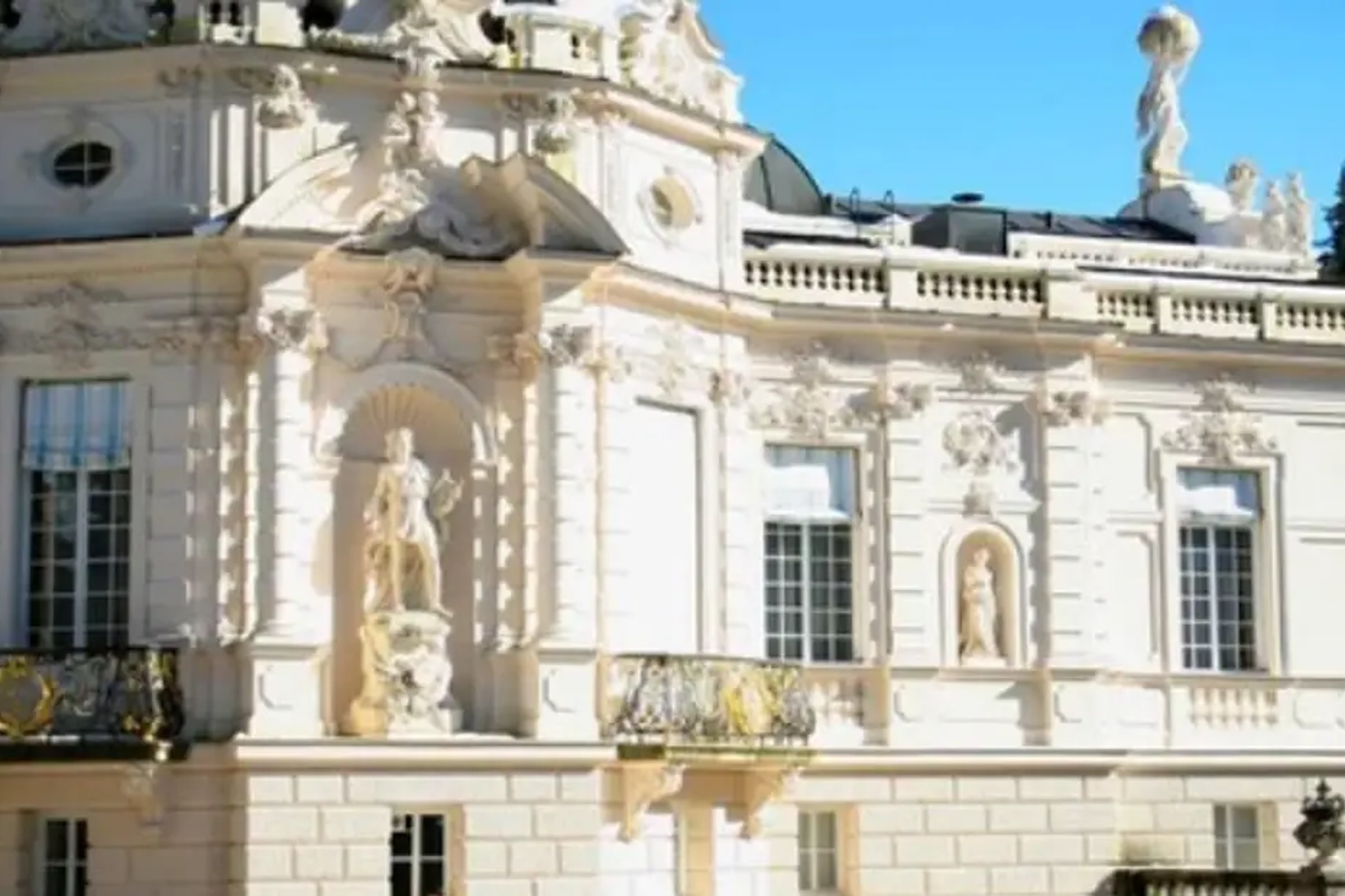 Private Mini Van Tour to Neuschwanstein Castle, Linderhof, Ettal & Oberammergau